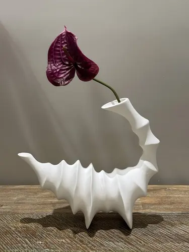 Керамическая ваза ручной работы в виде изогнутой ракушки X-VASE-V3