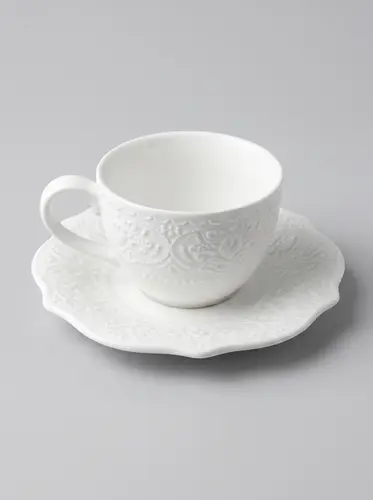 Fayansdan yasalgan, naqshli «o'ymakorlik» gulli choy va kofe uchun likopchali stakan, 8.5sm x 6sm, likopcha 15sm. Model X-СPL40